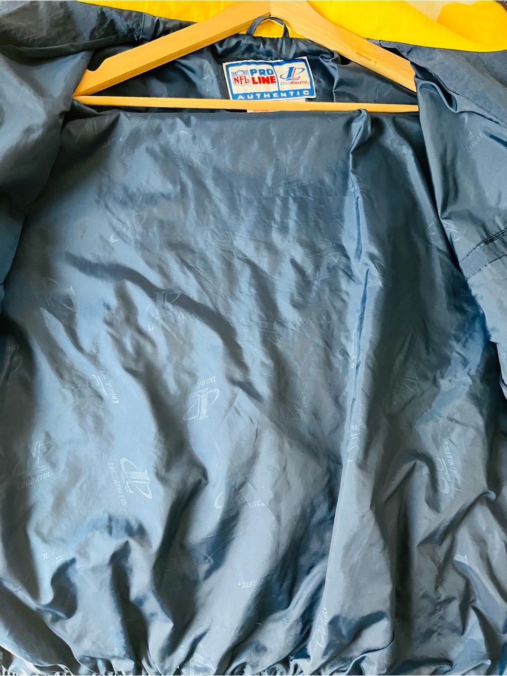 San Diego Chargers Vintage Jacket, Size L! Get ready for the 2026 season! - Picture 8 of 10